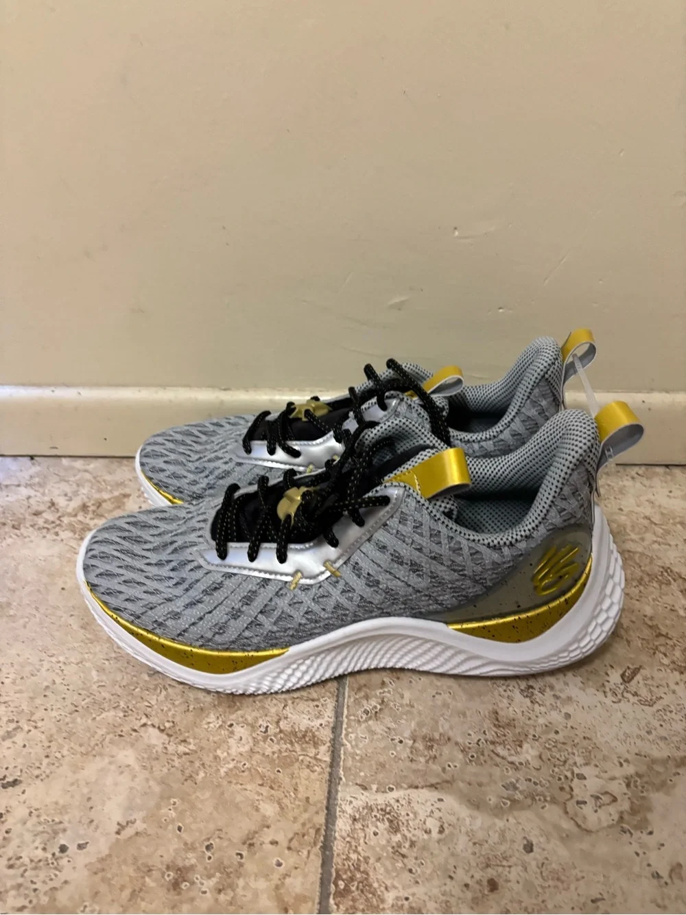 Under Armour Men's Curry Flow 10 Gray Athletic Shoes Size 12 3026274-101